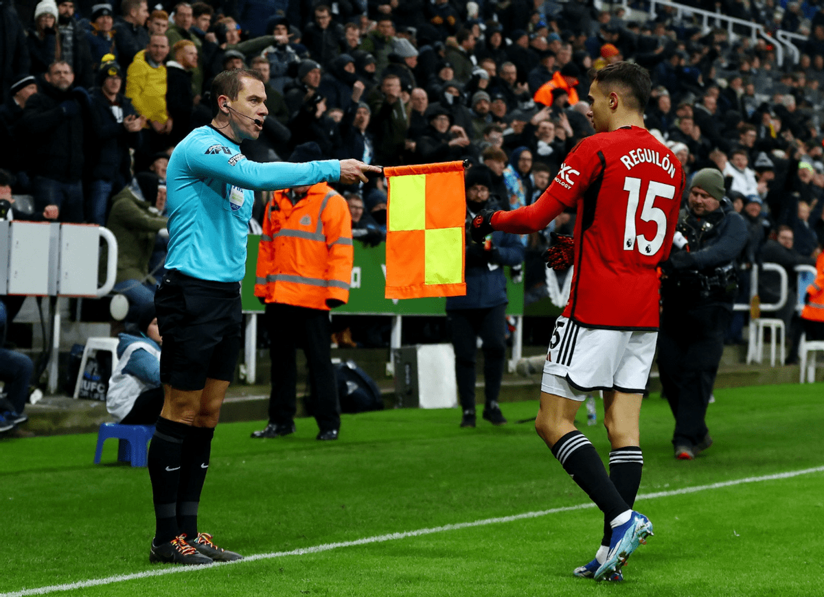 包含今夜纽卡斯尔调整名单以备法甲，遗憾出局环节打磨，压力陡增，临场指挥获称赞的词条