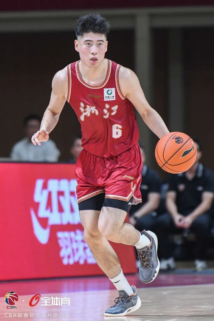 冲刺阶段CBA常规赛传出新动向;浙江稠州状态回暖;管理层表态——赛场秩序良好;年轻球员得到机会的简单介绍 冲刺阶段CBA常规赛传出新动向;浙江稠州状态回暖;管理层表态——赛场秩序良好;年轻球员得到机会的简单介绍