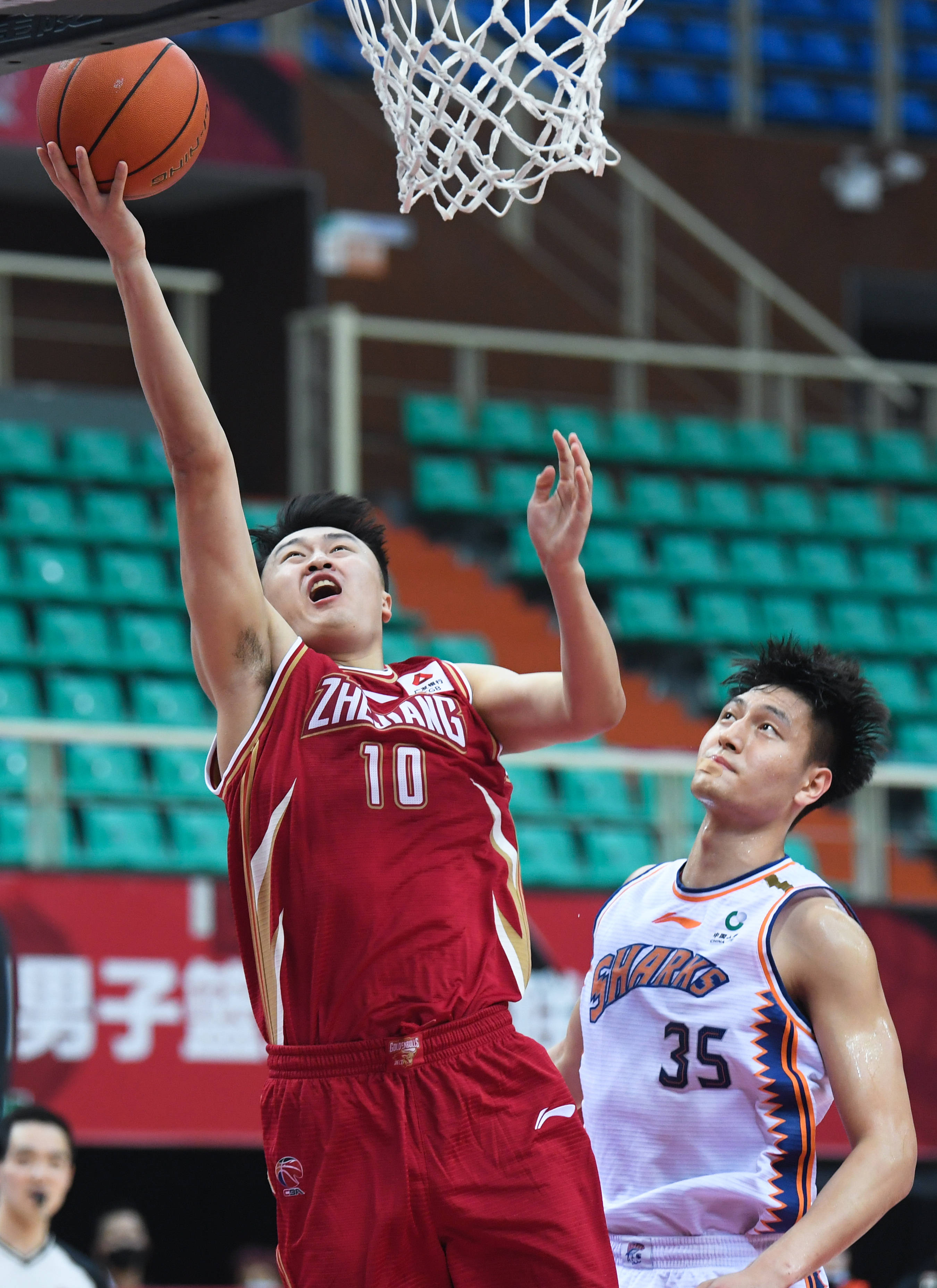 冲刺阶段CBA常规赛传出新动向;浙江稠州状态回暖;管理层表态——赛场秩序良好;年轻球员得到机会的简单介绍 冲刺阶段CBA常规赛传出新动向;浙江稠州状态回暖;管理层表态——赛场秩序良好;年轻球员得到机会的简单介绍